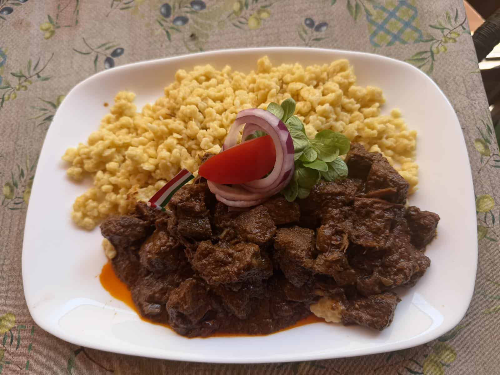 Marha vagy sertés pörökölt galuskával